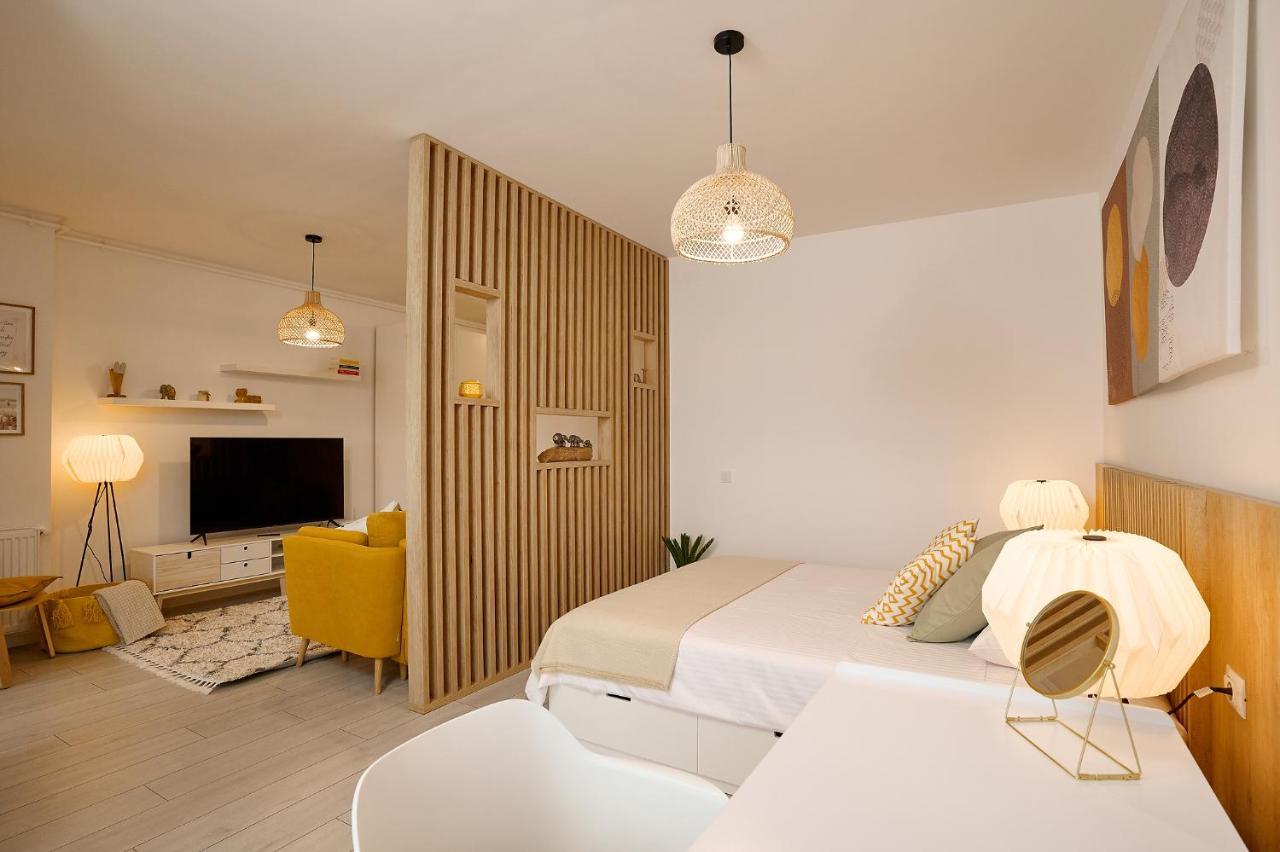 Moon Plaza Deluxe Studios Bukarest Exteriör bild