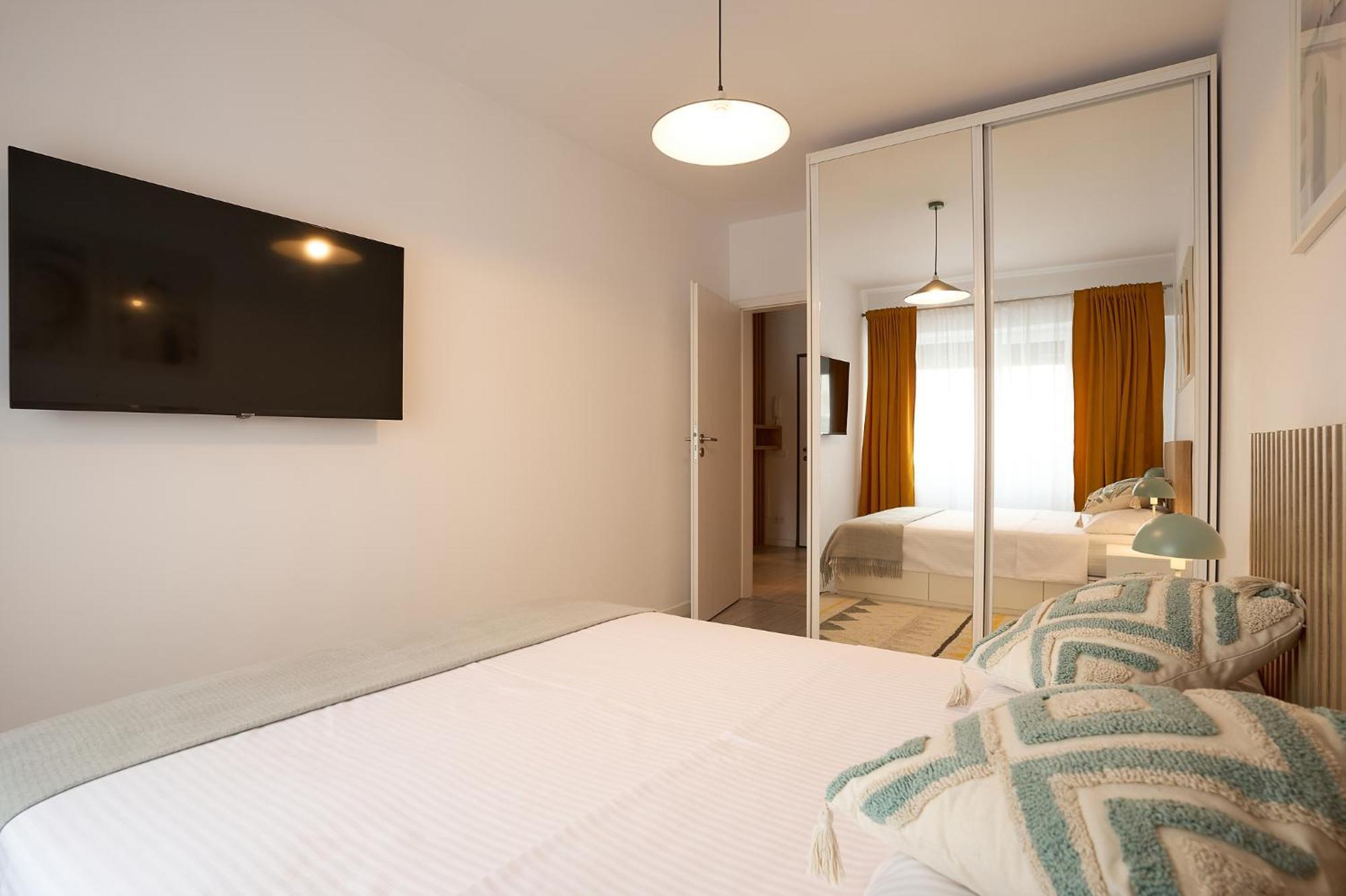 Moon Plaza Deluxe Studios Bukarest Exteriör bild